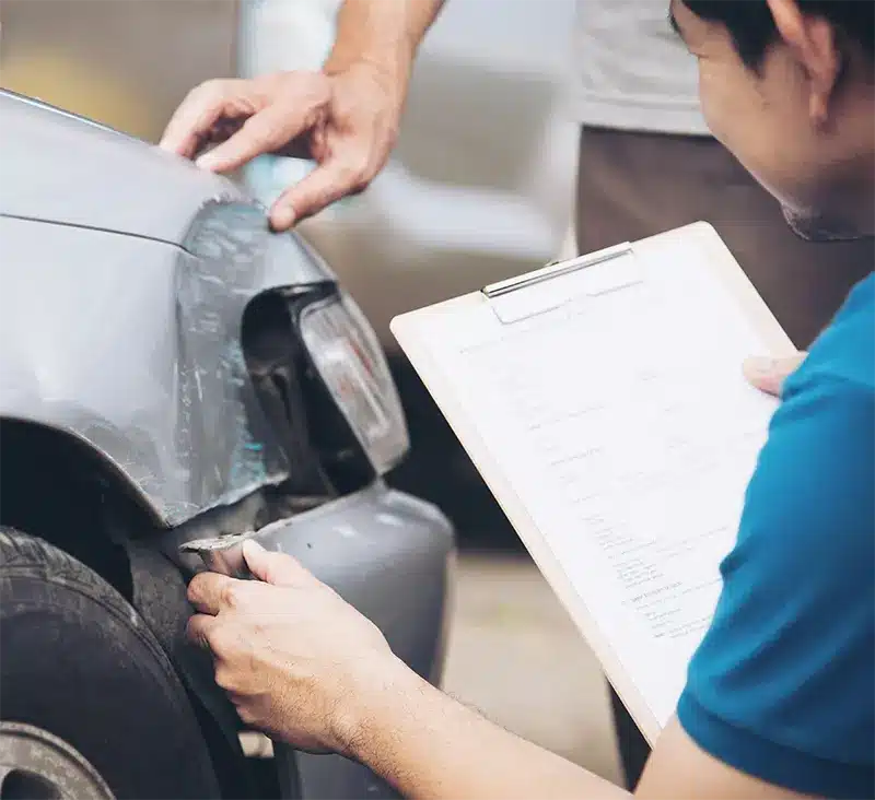 insurance agent working site car accident img1